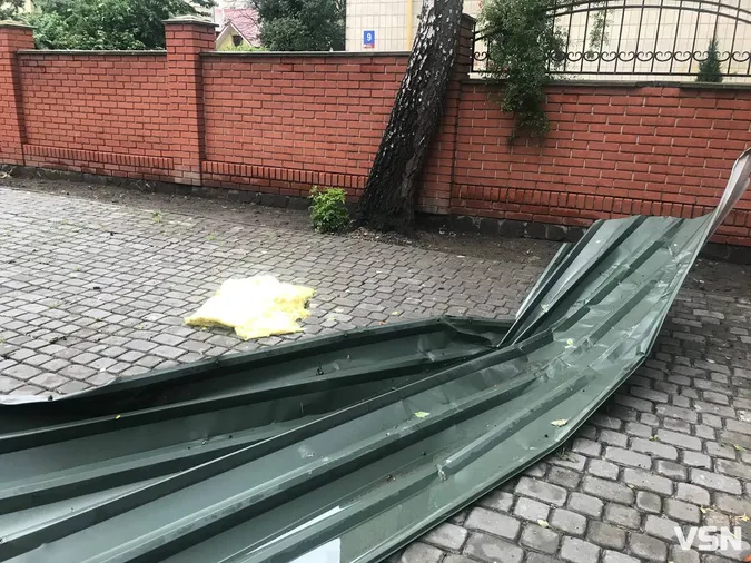 Зірвало дах: у центрі Луцька буря наробила біди (фото, відео)
