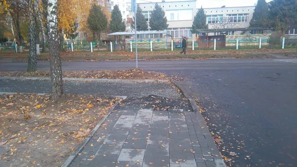 Нова бруківка на тротуарах Луцька кришиться під ногами (фото)