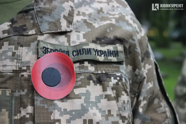 У Луцьку поклали квіти до пам'ятника невідомому солдату (фото)