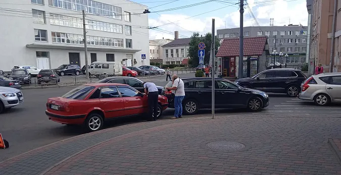 У центрі Луцька через ДТП ускладнений рух автотранспорту (фото)