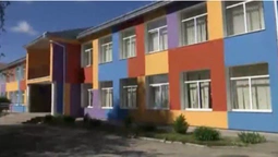 Змусила з’їсти паперовий літачок та вимахувала ножем: як на Львівщині пожартувала вчителька
