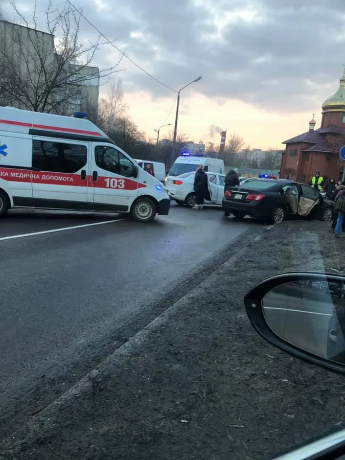 Відірвані номери, зігнуті капоти: у Луцьку зіткнулися два легковики