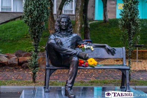 Дощ не завада: лучани зібралися, аби заспівати пісень Кузьми у день його народження (фото)