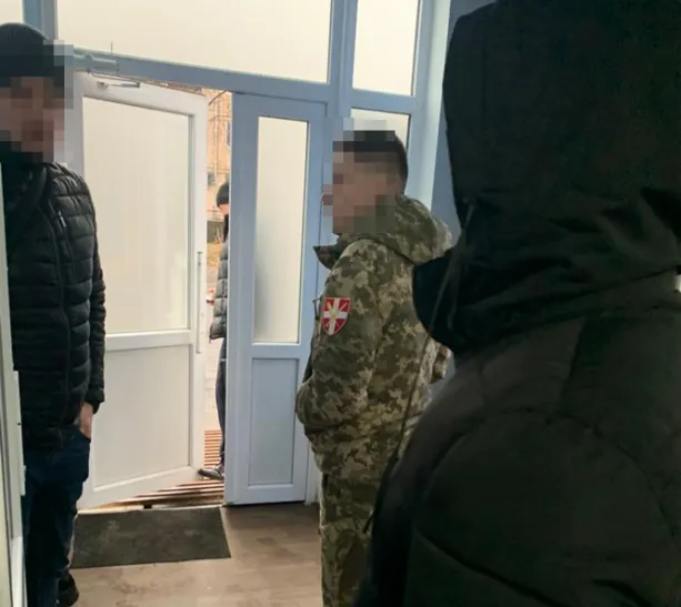 Допомагав «косити»: на Волині чиновник військкомату брав хабарі від призовників (фото, відео)