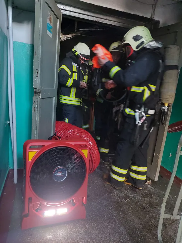 Рятувальники евакуювали семирічну дитину: деталі пожежі на вулиці Ніла Хасевича у Луцьку (фото)