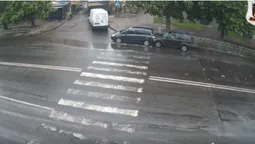 Дивна ДТП у Луцьку: Land Rover врізався в припаркований Opel і потягнув його (відео)