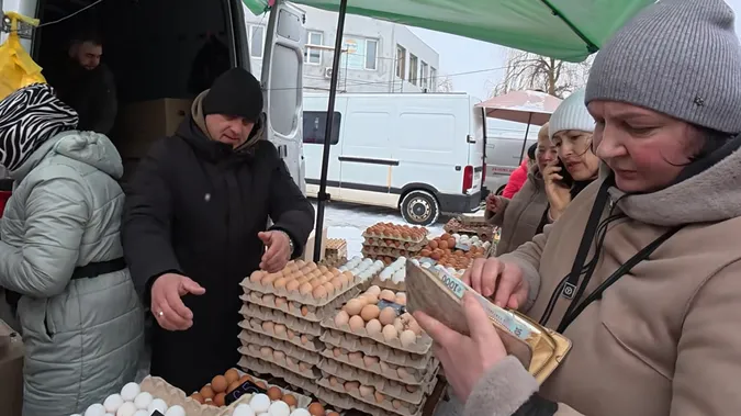 Скільки коштують домашні яйця на ринку біля «Торби» у Луцьку (відео)