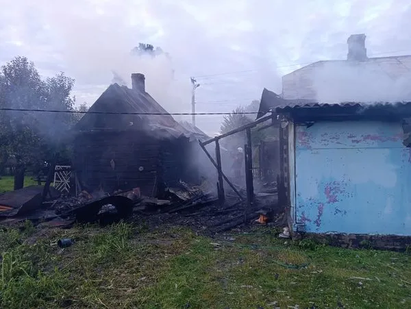 На Волині через коротке замикання зайнялися літня кухня і будинок (фото)