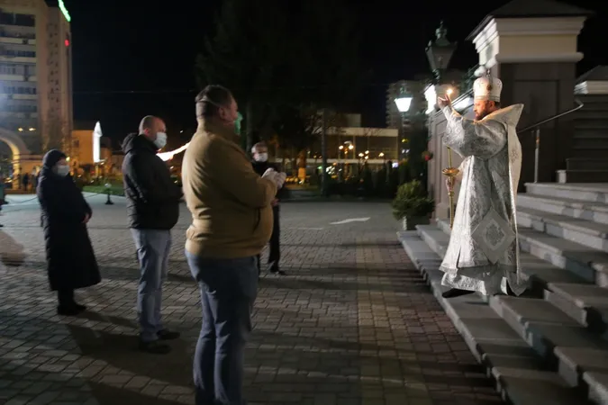 Як у Свято-Троїцькому соборі вночі паски освячували (фото)