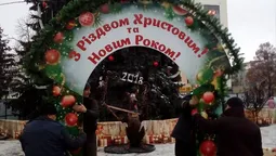 Біля головної ялинки Луцька облаштовують дитяче містечко (фото)