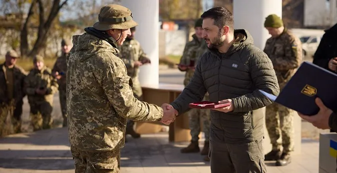 Зеленський нагородив орденом морпіха з Волині у деокупованому Херсоні (фото)