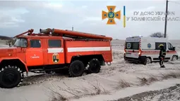 Їхали на виклик: на Волині автомобіль швидкої допомоги застряг у сніговому заметі (відео)