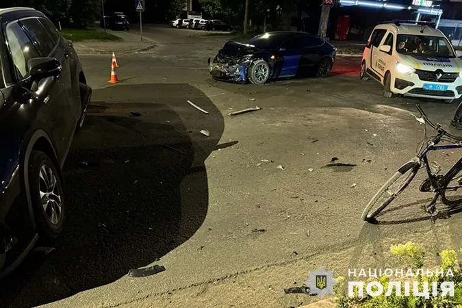 Дуже дорога ДТП: у Тернополі потрощилися «тойота хайлендер» і дві «тесли» (фото)