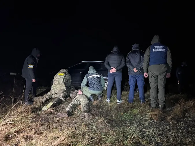 На Волині військовий і цивільний вели ухилянтів до Білорусі (фото)