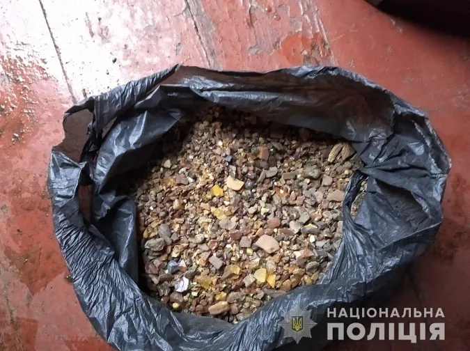 Волинянин зберігав вдома 5 кіло бурштину