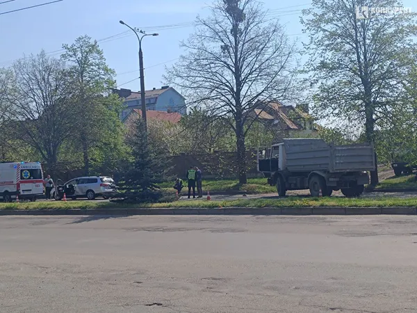 У Луцьку вантажівка «влетіла» в авто (фото)
