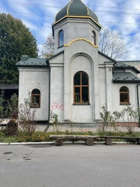 Вандал розписав «числом звіра» 17 церков у Тернополі (фото)