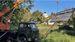 У центрі Луцька зрізали бігборд (фото, відео)