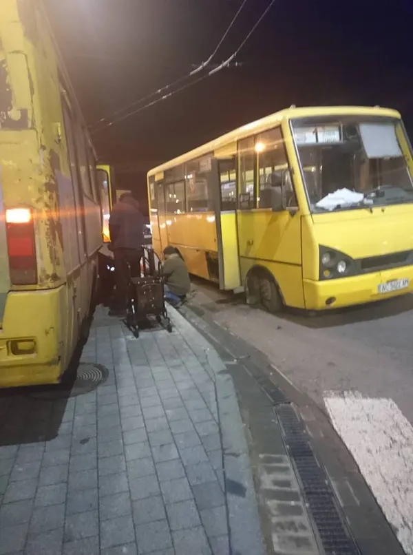 У Луцьку маршрутка «припаркувалася» прямо на тротуарі (фото)