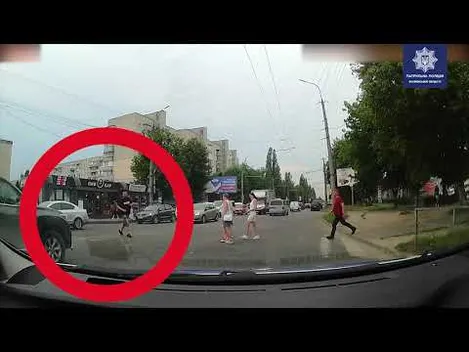 У Луцьку водій не пропустив пішохода на «зебрі» (відео)