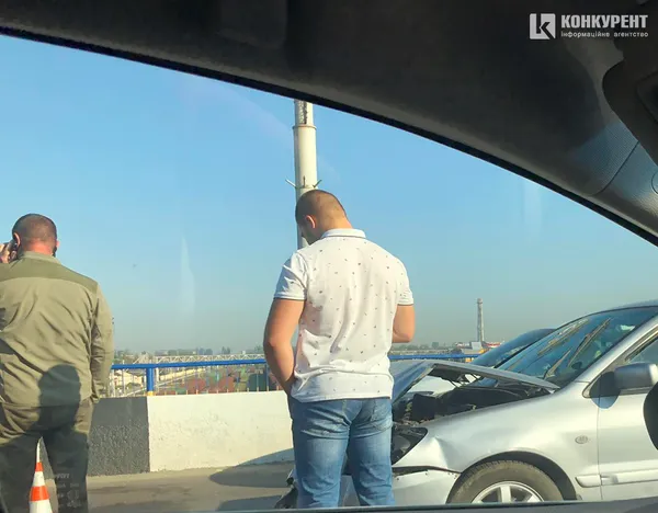 На шляхопроводі біля «Там Таму» – аварія: утворився затор (фото, відео)