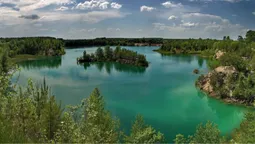 «Острів кохання» посеред смарагдової води: за 80 км від Луцька – унікальна природна локація (фото)