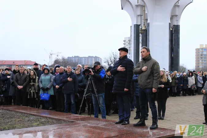 Луцьк: підняли прапор на підтримку військовополонених (фото)