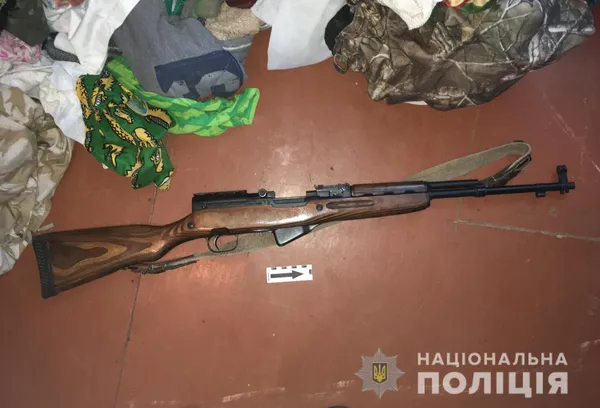 На Волині у чоловіка в кафе виявили зброєю (фото)