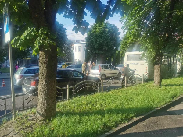 У Луцьку на Перемоги зіштовхнулися три автівки (фото)
