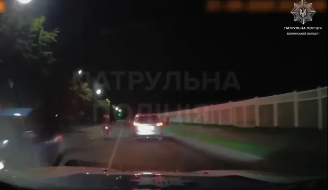 «Летів» на швидкості: у Луцьку підліток на мотоциклі втікав від патрульних (відео)