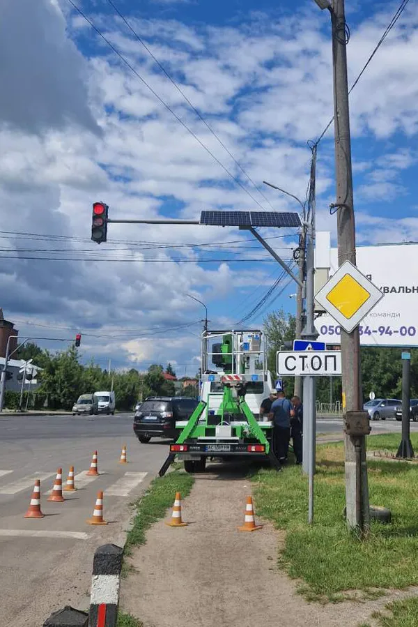 У Луцьку на перехресті світлофор обладнали сонячними панелями (фото)