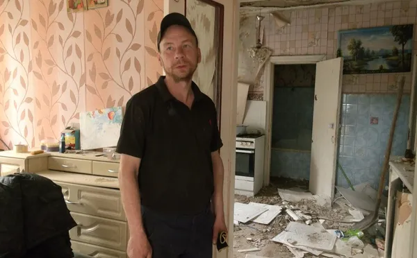 Поки одні руйнують – інші рятують: у Луцьку люди розбирають знищений атакою будинок (фото)
