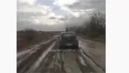 Суцільна багнюка: показали, на що перетворилася дорога на Ратнівщині (відео)