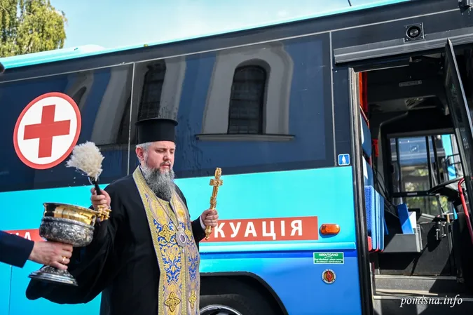 Епіфаній освятив автобуси для евакуації поранених, які придбали волиняни (фото)