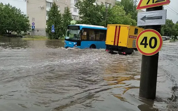 Вулиці Луцька знову під водою: комунальники пояснили, чому підтоплює одні й ті ж ділянки (фото)