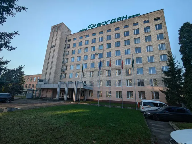 Офіси та склади луцького «Богдана» здають в оренду (фото)