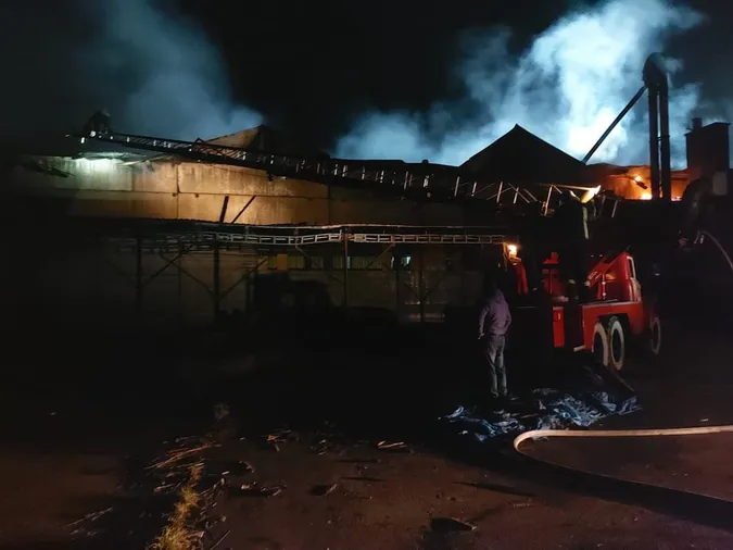 У Ковельському районі майже дві години гасили пожежу на складі