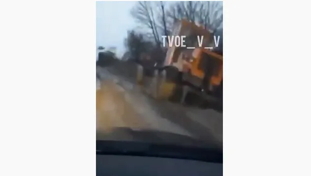 На Волині під час грейдерування дороги застряг грейдер (відео)