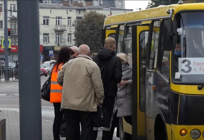 У Луцьку створять службу для відлову «зайців» у маршрутках (відео)