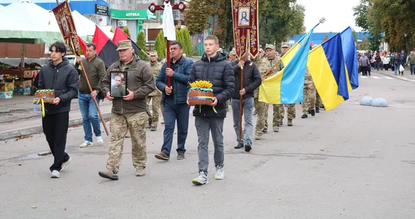Поховала вже другого сина-Героя: на Волині попрощалися з воїном Романом Юрчуком (фото)