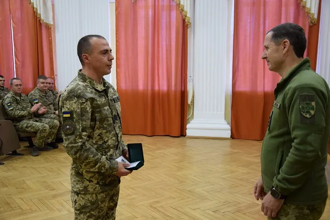 Волинські прикордонники, які брали участь в активних бойових діях на Донеччині, отримали нагороди (фото)