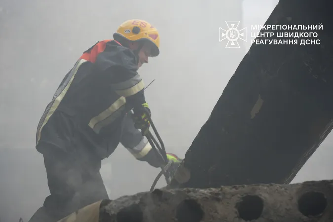 Понад 16 годин приборкували масштабну пожежу на підприємстві в Ромнах (відео)