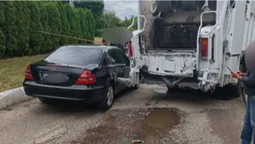 У Луцьку сміттєвоз наїхав на припаркований автомобіль (відео)