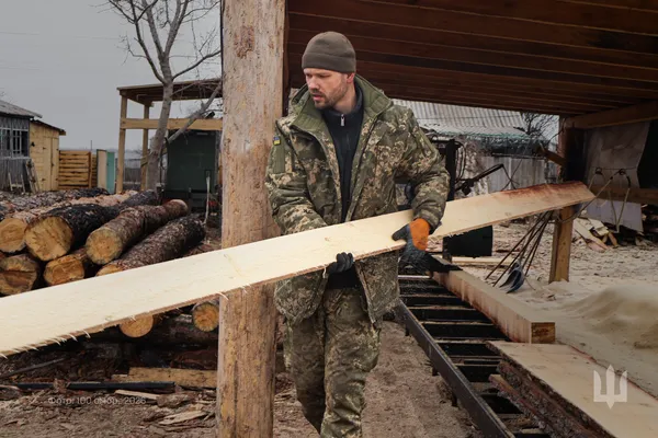 Як бійці волинської бригади готують деревину для бліндажів (фото)