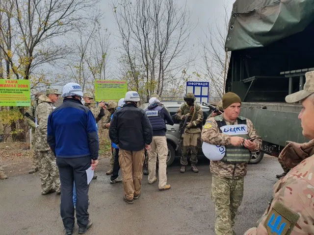 У штабі ООС заявили про розведення військ у Золотому