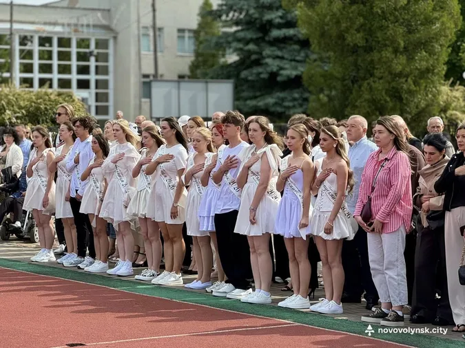 У Нововолинську пролунав останній дзвоник: відзначили учнів і педагогів (фото)