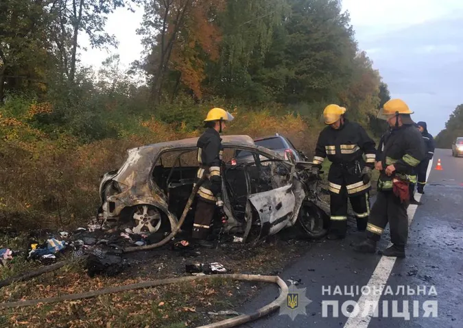На Волині шукають свідків аварії, в якій вщент згоріло авто (фото)