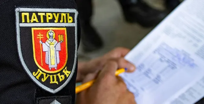 У Луцьку в комендантську годину зупинили водія з підробленими документами