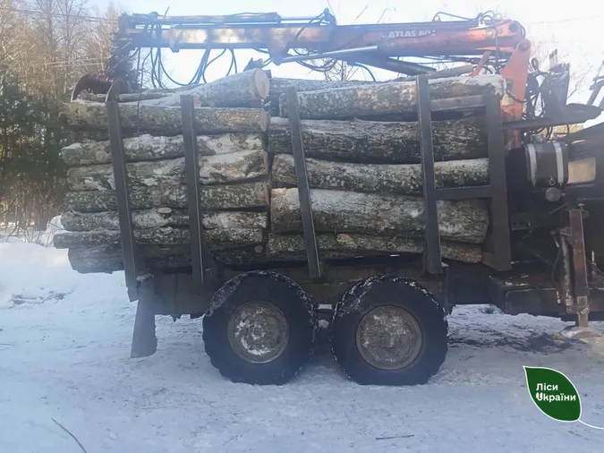 У Луцькому районі зловили ЗІЛ із нелегальною деревиною на 120 тисяч гривень (фото)