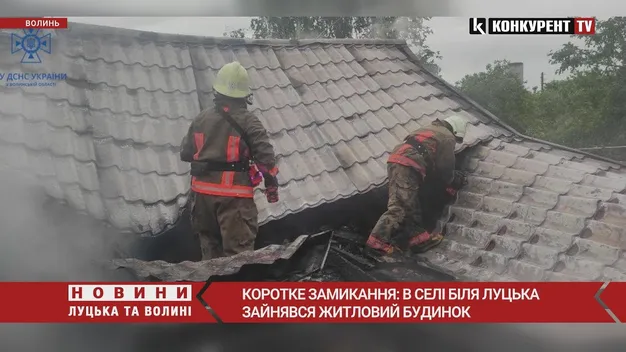 Коротке замикання: в селі біля Луцька зайнявся житловий будинок (фото, відео)